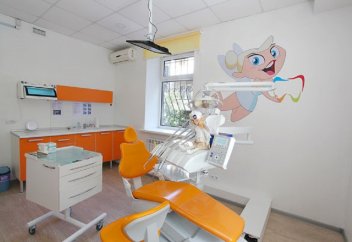 Четырехлетняя девочка из Казахстана умерла после попытки вылечить 18 зубов за раз