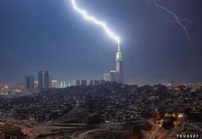 Разные: Страшно, но красиво: на Мекку обрушились гром и ливень (ВИДЕО)