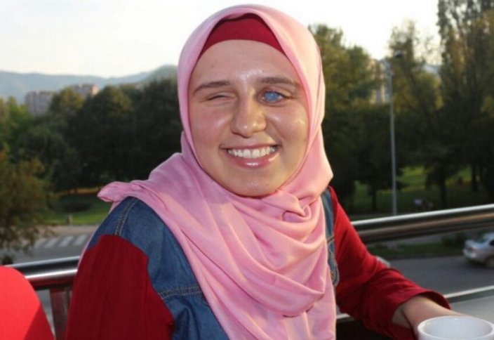Слабовидящая боснийская блогерша в хиджабе вдохновляет