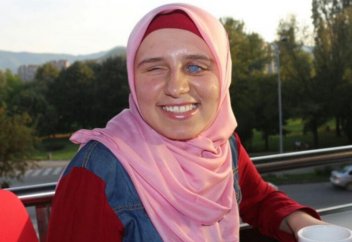 Слабовидящая боснийская блогерша в хиджабе вдохновляет