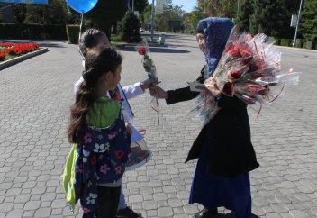 В честь праздника "Курбан айт" преподаватели мечети "Иман" поздравили прекрасную половину города Талдыкурган