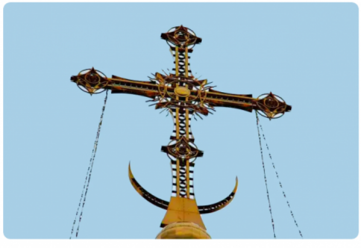 Почему на крестах православных храмов есть полумесяцы?