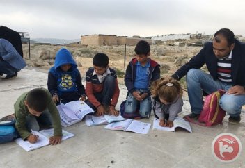 Палестинские дети учатся на обломках снесенной школы