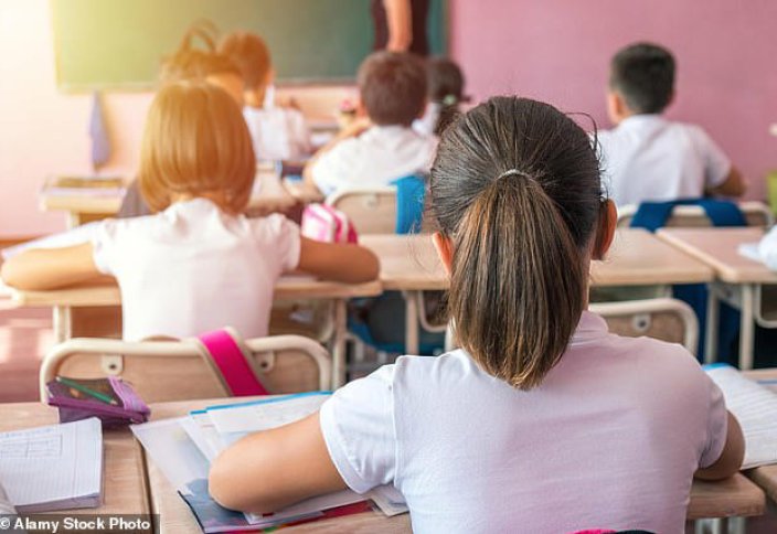 Учителю начальной школы запретили после того, как она сказала мусульманскому ребёнку, что Британия — христианская страна