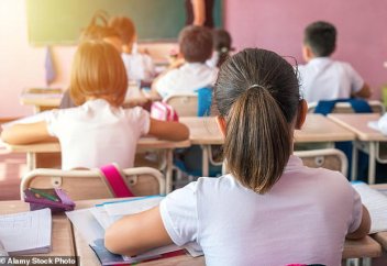 Учителю начальной школы запретили после того, как она сказала мусульманскому ребёнку, что Британия — христианская страна