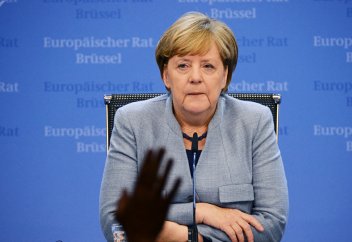 Разное: Стало известно, что Меркель шептала во время приступа дрожи (видео)