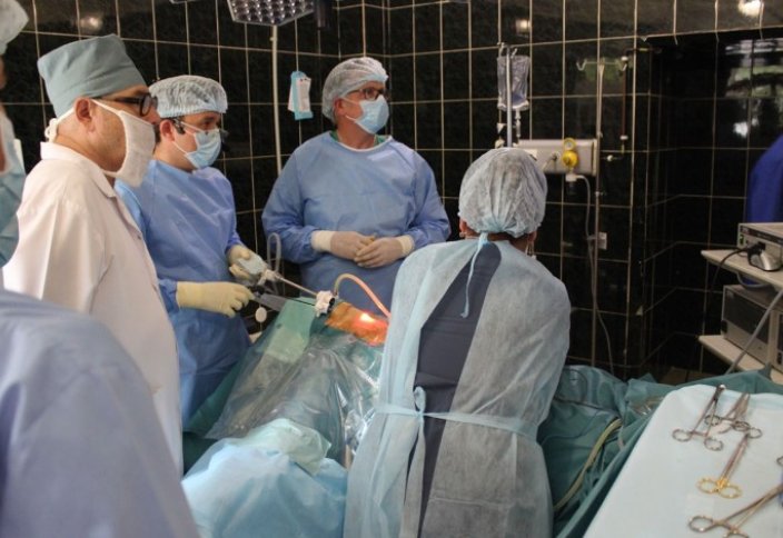 Казахстанские хирурги показали, как удалили щитовидку без разрезов