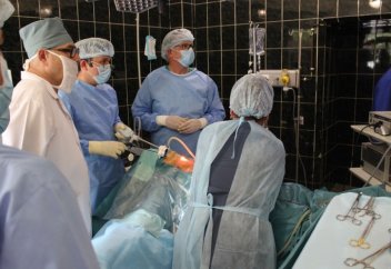 Казахстанские хирурги показали, как удалили щитовидку без разрезов