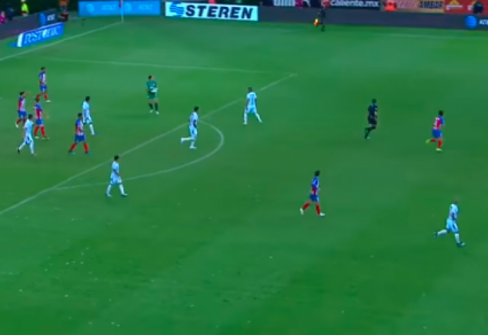 Мексиканский вратарь забил невероятный гол ударом из своей штрафной (видео)