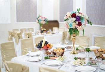 Тойларда әйелдер мен еркектердің бір үстелде араласып отырулары діни тұрғыда дұрыс па?