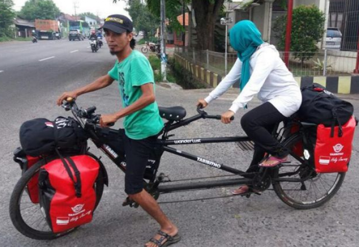 Муж и жена отправились в Мекку на велосипеде и получили удивительный «бонус»