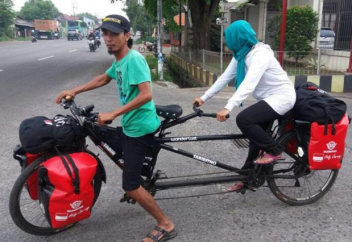 Муж и жена отправились в Мекку на велосипеде и получили удивительный «бонус»