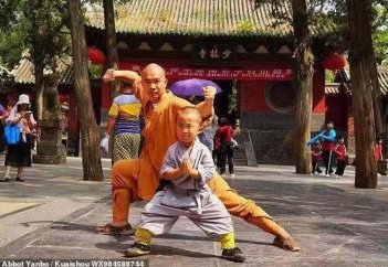 Трехлетний кунг-фу-мастер и монах Шаолиньского монастыря покорил Сеть (видео)