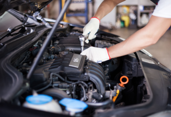 «ТЖО»-да істеймін, намазды май-май киіммен оқи берсем бола ма?