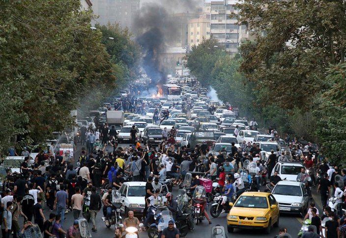 Протесты в Иране - люди перешли к решительным действиям