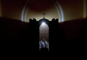 Шіркеу қызметкері босқындар жәрдемақысымен күнелткен