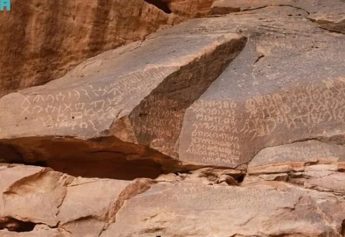 В Саудовской Аравии запущен проект по документированию тысяч выбитых на камне древних надписей