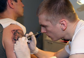 Түркия татуировка мен макияжға тыйым салу арқылы үлгі көрсетті