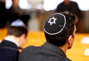 Немістер антисемитизммен қалай күресуде