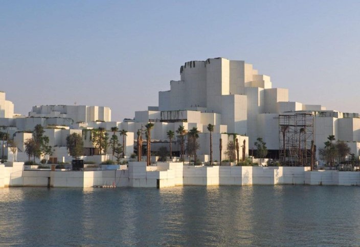 В Абу-Даби одновременно распахнули двери два новых грандиозных музея
