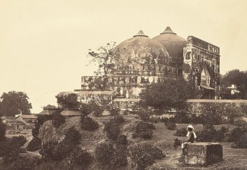 Үнді радикалдары жермен-жексен еткен тарихи мешіттің орнына пұтхана тұрғызылатын болды