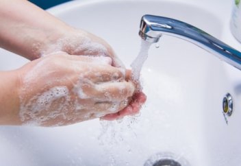 Какой водой нужно мыть руки – горячей или холодной?