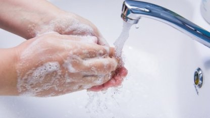 Какой водой нужно мыть руки – горячей или холодной?