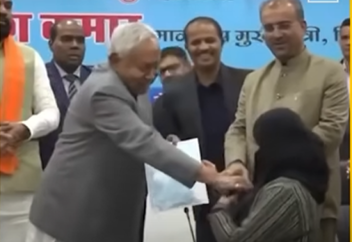 Министр сорвал никаб с врача