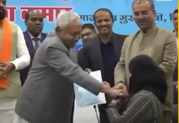 Министр сорвал никаб с врача