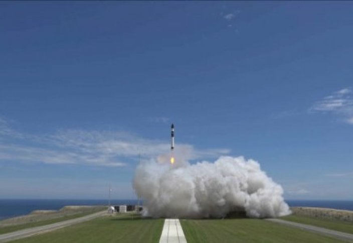 Rocket Lab поймала ускоритель своей ракеты в воздухе с помощью вертолета (видео)