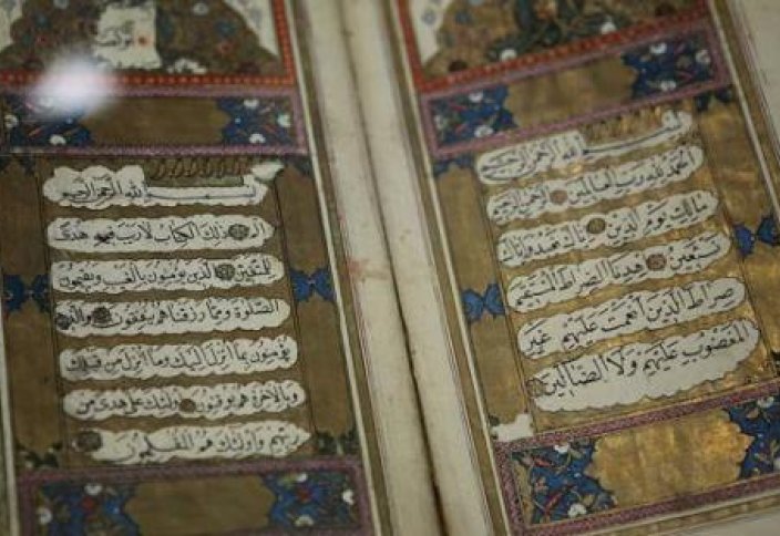 Каллиграфы написали Коран на 305 метрах шелка