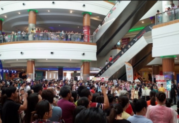 Шейх-миллиардер оплатил покупки жителей Абу-Даби (Видео)