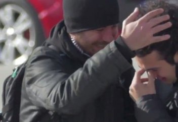 Чтобы удивить глухого парня, целый городок выучил язык жестов! (видео)