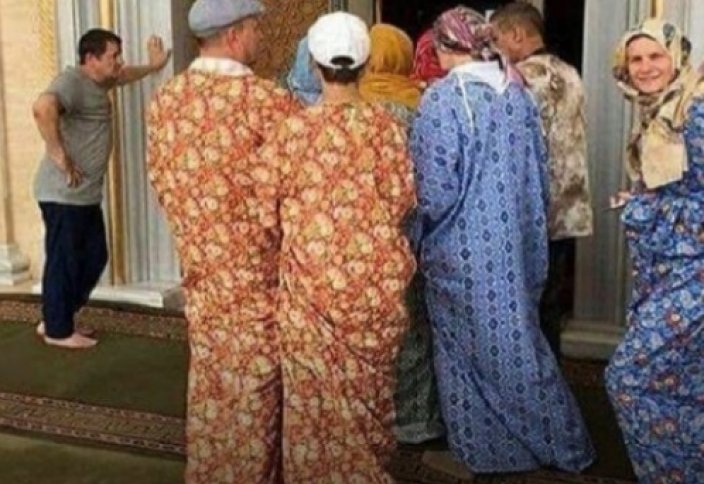В Чечне мужчины при входе в мечеть переоделись в женские платья