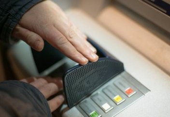 Банкомат ақша бермесе немесе картаны "жұтып қойса" не істеу керек - Нұсқау