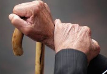 Полицейлер жалғыз қалып жылап отырған қарттарға кешкі ас дайындап берді (фото)