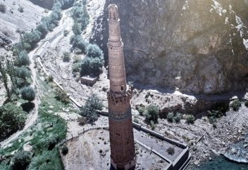 Биік-биік таулардың арасында көкке ұмсынған жалғыз мұнара (видео)