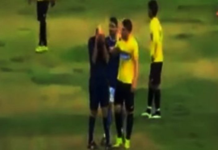 Футбол матчы кезінде анасына қорлау сөз айтылған төреші жылап қалды (видео)