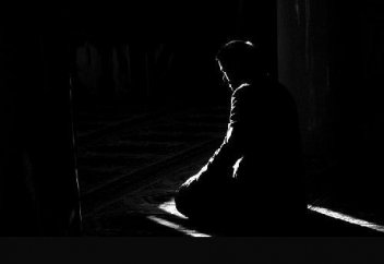 Қараңғы бөлмеде намаз оқуға бола ма?