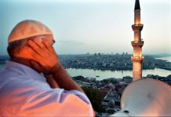 Намаз, азан сияқты ғибадаттар неге тек қана араб тілінде орындалады? Әр ұлт өз тілінде орындаса болмай ма?