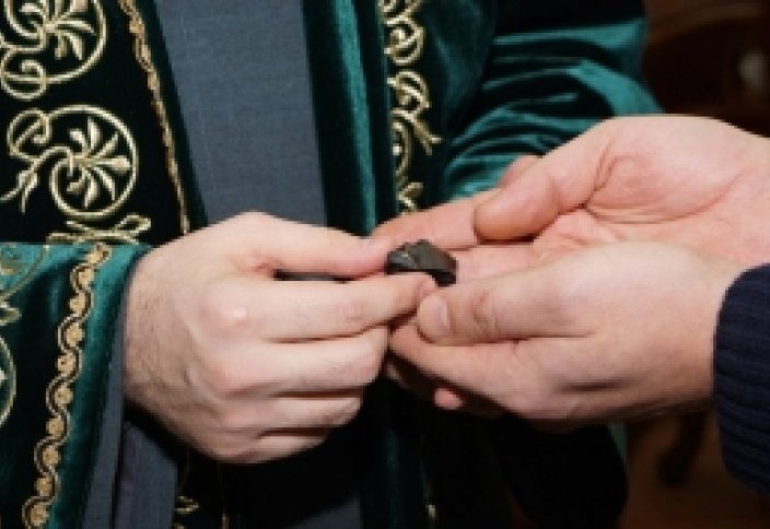 «Чёрный камень» – «Хаджар аль-Асвад» в подарок муфтию Татарстана