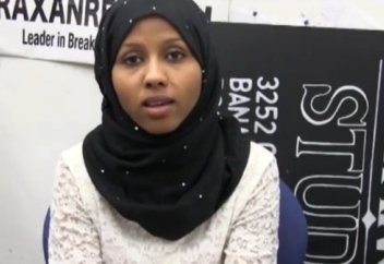 Шариғат шәлісі үшін жұмысқа тұра алмаған америкалық әйелді Канада жұмысқа шақырды