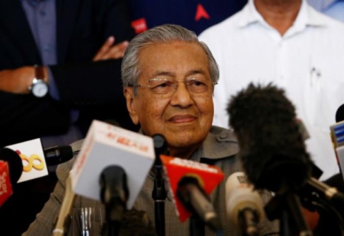 Новый премьер Малайзии призвал дарить чиновникам только цветы и еду