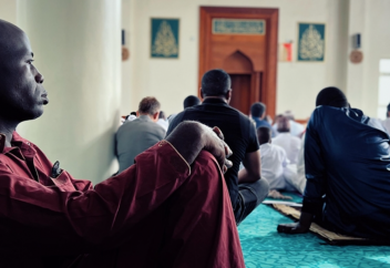 Мұсылмандар мешіттерге рейд жүргізуге наразы