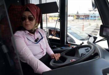 Түркияда тек әйелдерге арналған троллейбус жүре бастады (фото)