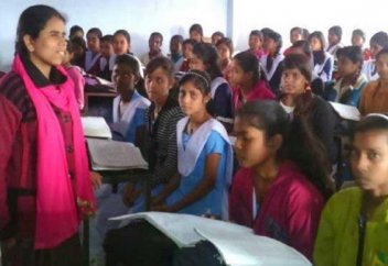 Зағип әйел Құран кітабын көшіріп шықты