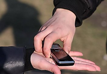 Названа опасность совместного использования аккаунтов. Почему нельзя давать в руки незнакомцам свой смартфон