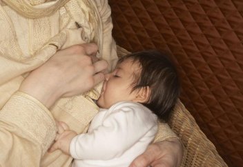 Баласын емізген әйел күйзеліске бой алдырмайды