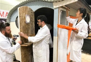 Американские студенты построили для бездомных жилье из мусора