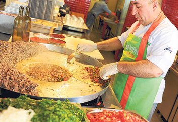 Түріктер ас дайындағанда аспаздың әрекетін бейне және дауыс бақылау камераларымен қадағалауды міндеттейді